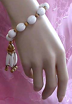 a beautiful vintage costume jewelry bracelet unsigned