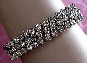 a beautiful vintage costume jewelry bracelet unsigned