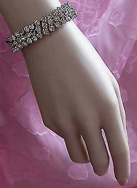 a beautiful vintage costume jewelry bracelet unsigned