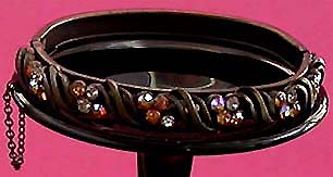 a beautiful vintage costume jewelry bracelet unsigned