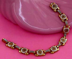 a beautiful vintage costume jewelry bracelet unsigned