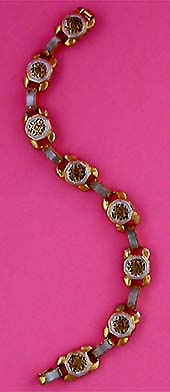 a beautiful vintage costume jewelry bracelet unsigned