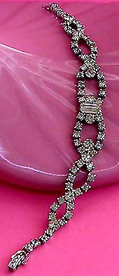 a beautiful vintage costume jewelry bracelet unsigned