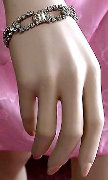 a beautiful vintage costume jewelry bracelet unsigned