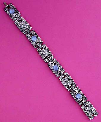 a beautiful vintage costume jewelry bracelet unsigned