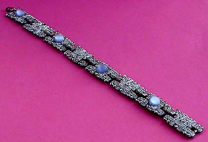 a beautiful vintage costume jewelry bracelet unsigned