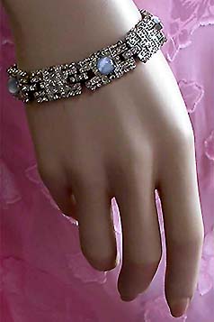 a beautiful vintage costume jewelry bracelet unsigned