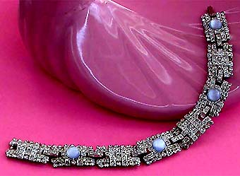 a beautiful vintage costume jewelry bracelet unsigned
