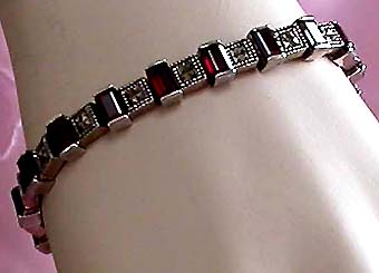 a beautiful vintage costume jewelry bracelet unsigned