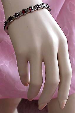 a beautiful vintage costume jewelry bracelet unsigned