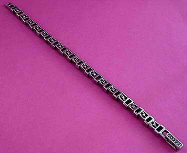 a beautiful vintage costume jewelry bracelet unsigned