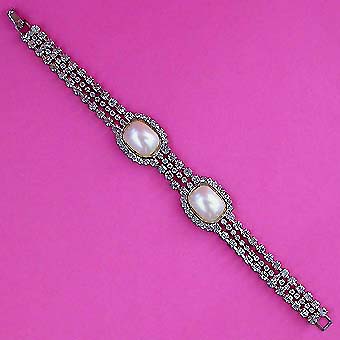 a beautiful vintage costume jewelry bracelet unsigned