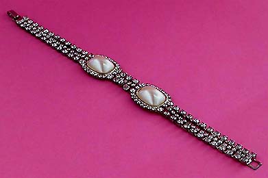 a beautiful vintage costume jewelry bracelet unsigned