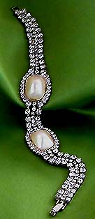 a beautiful vintage costume jewelry bracelet unsigned