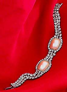 a beautiful vintage costume jewelry bracelet unsigned