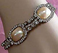a beautiful vintage costume jewelry bracelet unsigned