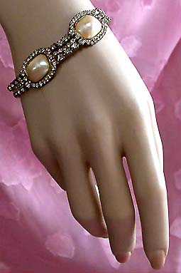 a beautiful vintage costume jewelry bracelet unsigned