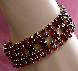 a beautiful vintage costume jewelry bracelet unsigned