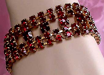 a beautiful vintage costume jewelry bracelet unsigned