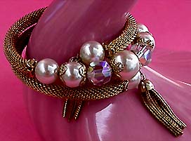 a beautiful vintage costume jewelry bracelet unsigned