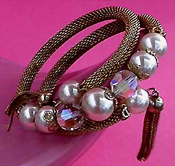 a beautiful vintage costume jewelry bracelet unsigned