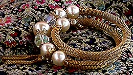 a beautiful vintage costume jewelry bracelet unsigned