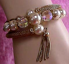 a beautiful vintage costume jewelry bracelet unsigned