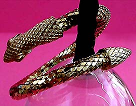 a beautiful vintage costume jewelry bracelet unsigned