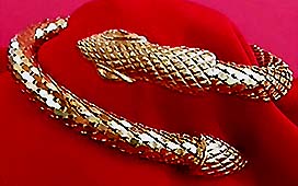 a beautiful vintage costume jewelry bracelet unsigned