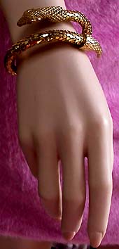 a beautiful vintage costume jewelry bracelet unsigned