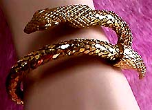 a beautiful vintage costume jewelry bracelet unsigned