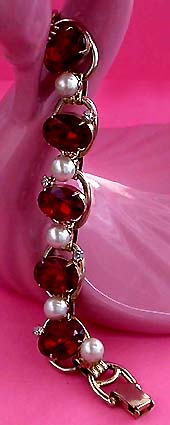 a beautiful vintage costume jewelry bracelet unsigned