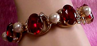 a beautiful vintage costume jewelry bracelet unsigned