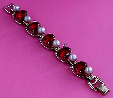 a beautiful vintage costume jewelry bracelet unsigned