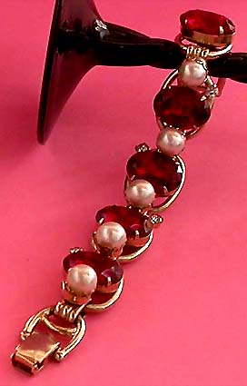 a beautiful vintage costume jewelry bracelet unsigned