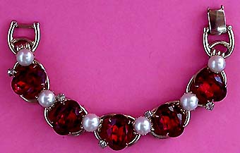a beautiful vintage costume jewelry bracelet unsigned