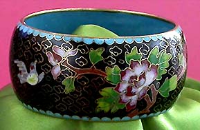 a beautiful vintage costume jewelry bracelet unsigned