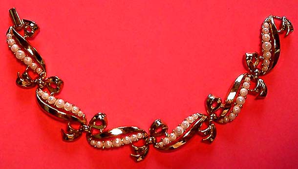 a beautiful vintage costume jewelry Crown Trifari vintage bracelet