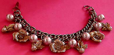 a beautiful vintage costume jewelry bracelet unsigned