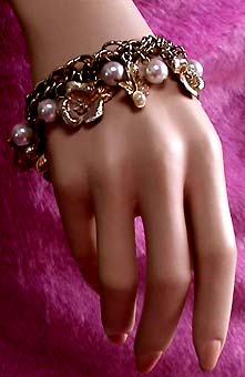a beautiful vintage costume jewelry bracelet unsigned