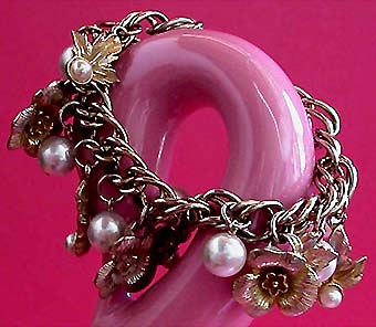 a beautiful vintage costume jewelry bracelet unsigned