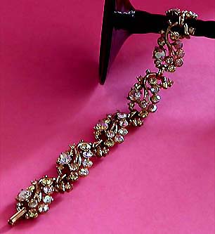 a beautiful vintage costume jewelry bracelet unsigned