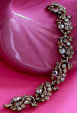 a beautiful vintage costume jewelry bracelet unsigned