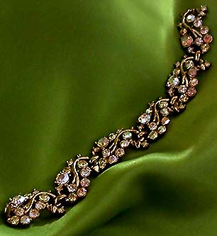 a beautiful vintage costume jewelry bracelet unsigned