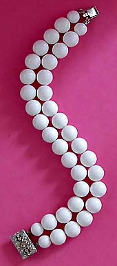 a beautiful vintage costume jewelry bracelet unsigned