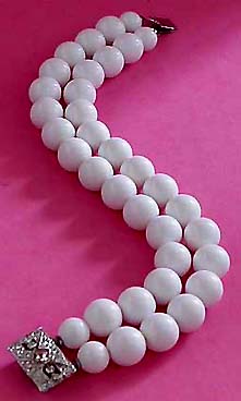 a beautiful vintage costume jewelry bracelet unsigned