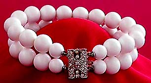 a beautiful vintage costume jewelry bracelet unsigned