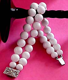 a beautiful vintage costume jewelry bracelet unsigned
