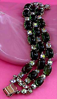 a beautiful vintage costume jewelry bracelet unsigned
