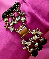 a beautiful vintage costume jewelry bracelet unsigned